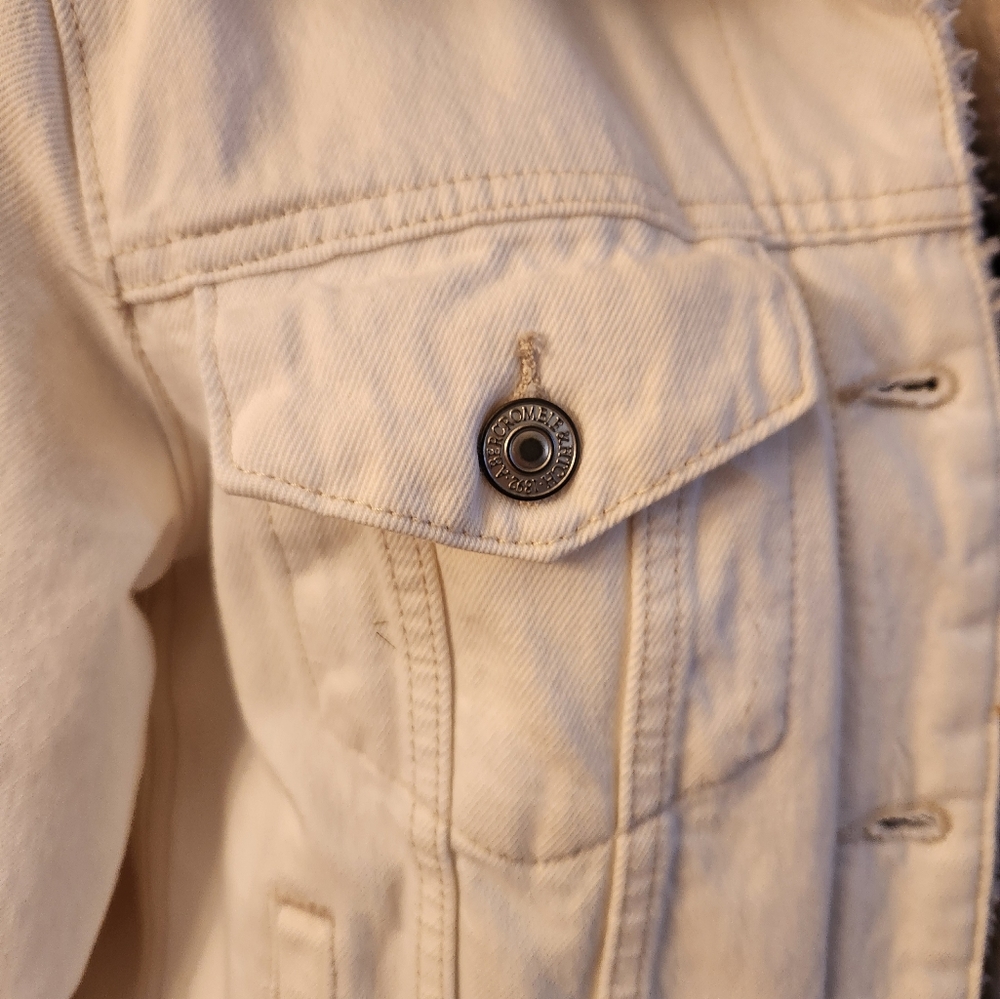 Abercrombie & Fitch white denim jacket with sherpa lining,,, NWOT - Picture 6 of 6